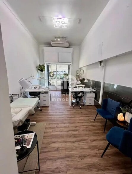 Retail in Nice for lease - Interior Photo - Image 2 of 4
