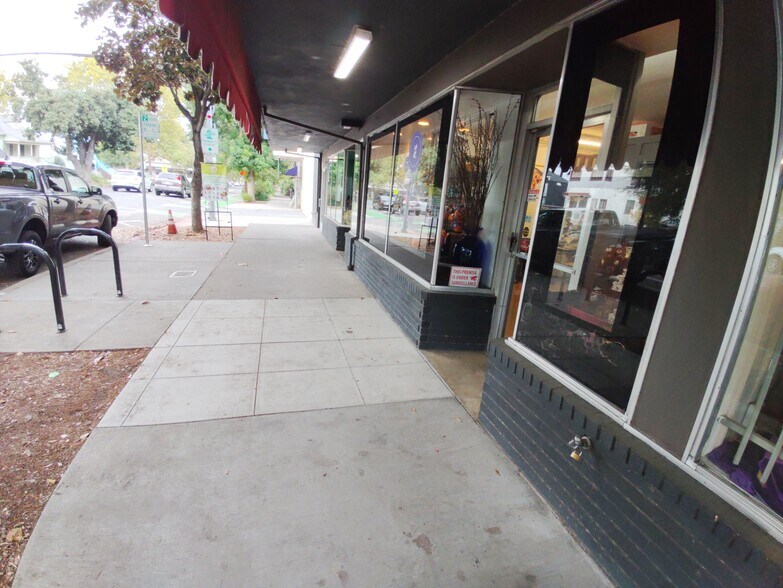 2217-2223 10th St, Sacramento, CA à louer - Photo du bâtiment - Image 2 de 17