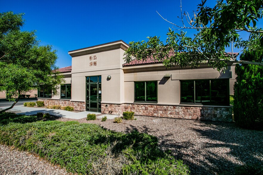 1587 E Windmill Ln, Las Vegas, NV à louer - Photo du bâtiment - Image 2 de 30