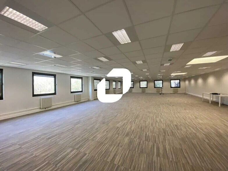 Office in Villepinte for lease - Interior Photo - Image 2 of 5