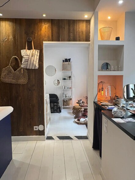 Retail in Paris for lease - Interior Photo - Image 2 of 3