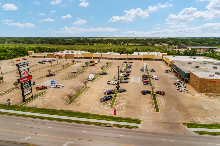 4000 7th St, Bay City, TX à louer - Photo du bâtiment - Image 1 de 14