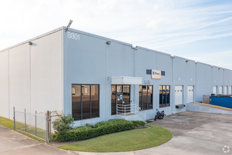 8801 Wallisville Rd, Houston, TX for lease - Building Photo - Image 2 of 13