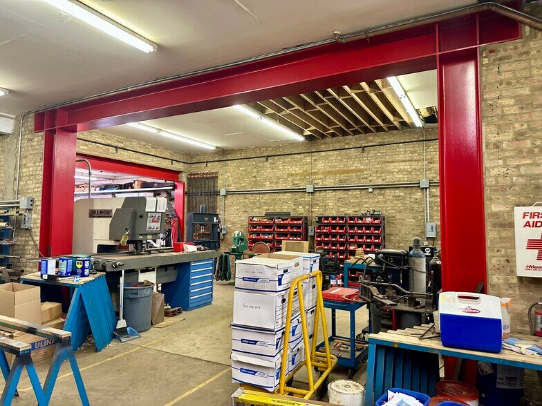 1906 N Milwaukee Ave, Chicago, IL à vendre - Photo du bâtiment - Image 2 de 23