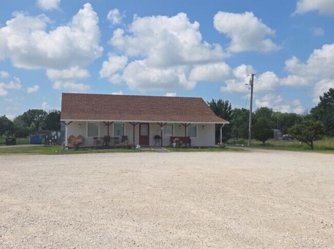 More details for 607 W Gene Lathrop Dr, Sheldon, MO - Retail for Sale