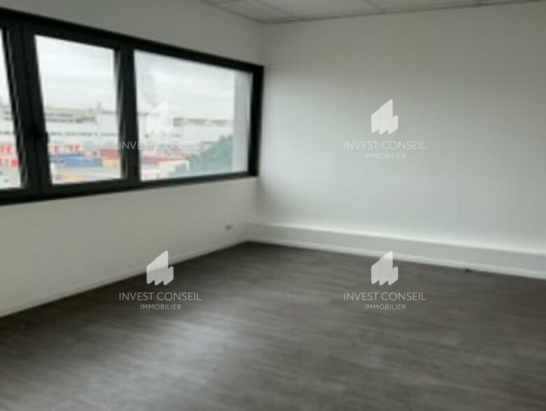 70 Rue De La Bongarde, Villeneuve-la-Garenne for lease - Interior Photo - Image 3 of 10