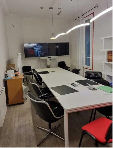 Retail in Paris for lease - Interior Photo - Image 3 of 6