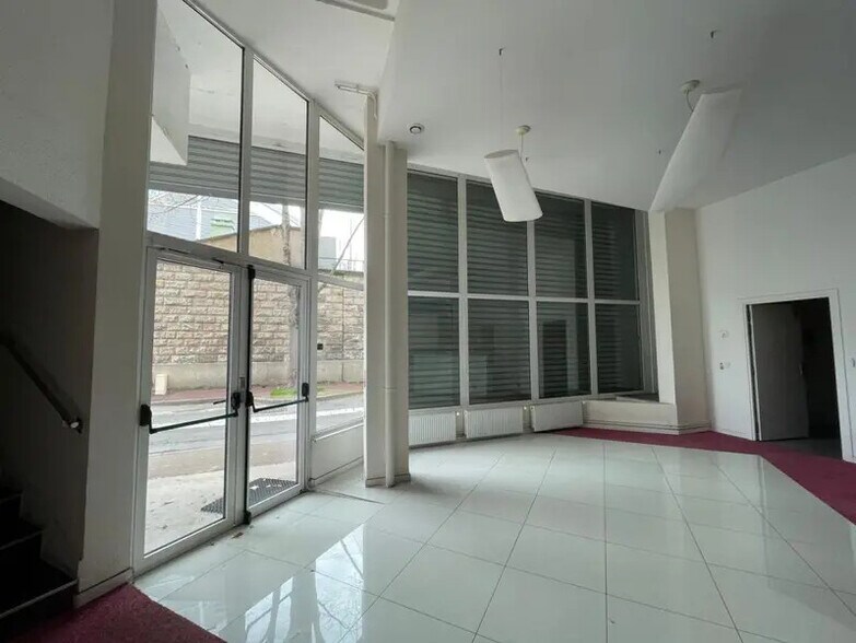 Flex in Saint-Cloud for lease - Interior Photo - Image 3 of 5