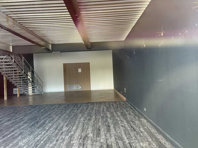 Flex in Sequedin for lease - Interior Photo - Image 2 of 4