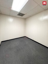 23734 Valencia Blvd, Valencia, CA à louer Photo intérieure- Image 2 de 4