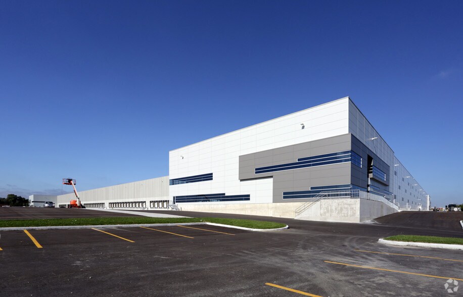 8875 Torbram Rd, Brampton, ON à louer - Photo du bâtiment - Image 3 de 5