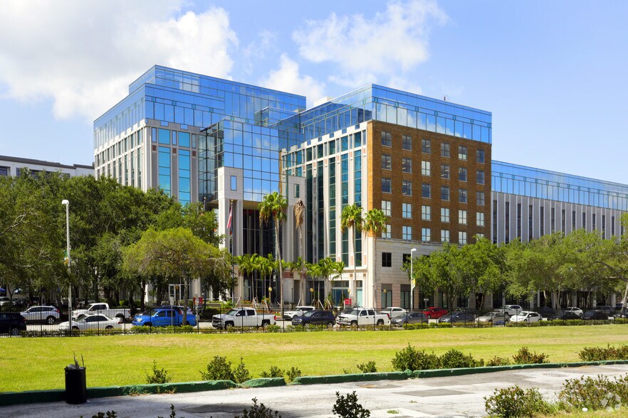 490 1st Ave S, Saint Petersburg, FL à louer - Photo du bâtiment - Image 3 de 7