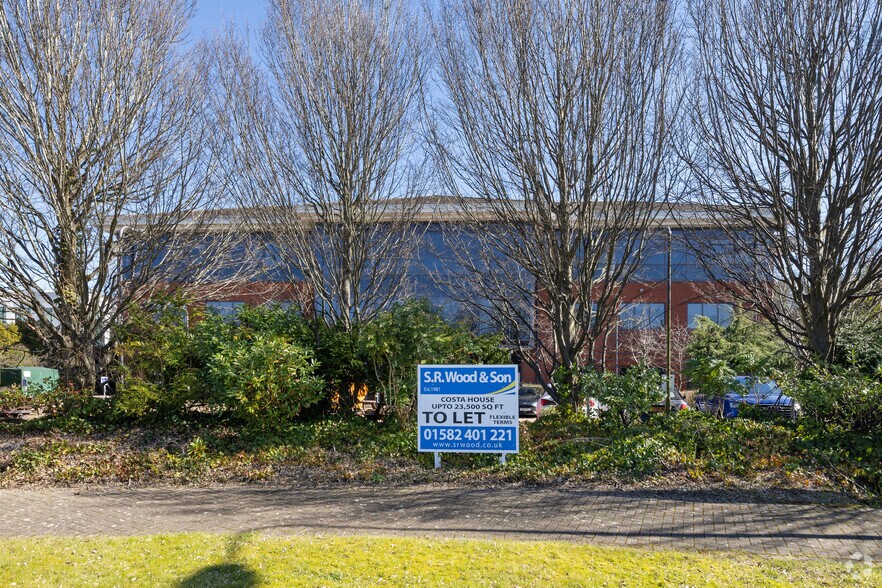 Houghton Hall Park, Dunstable à louer - Photo du bâtiment - Image 3 de 4