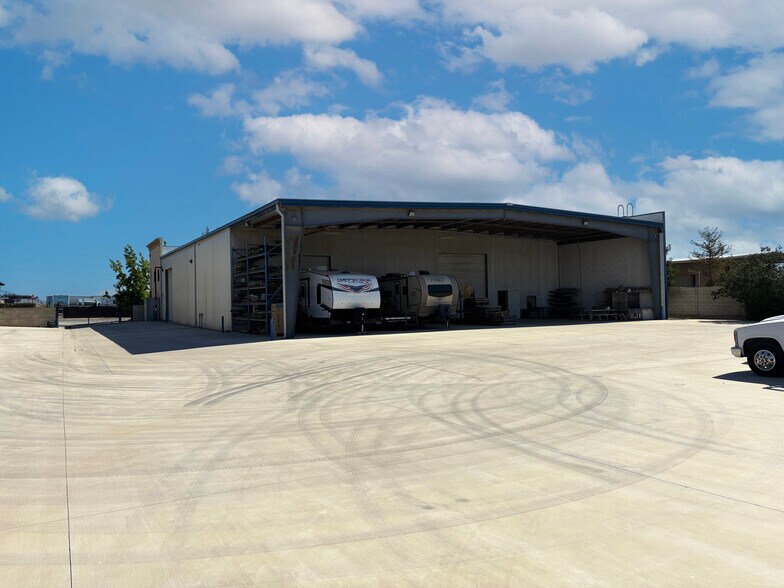 1066 Carrier Parkway Ave, Bakersfield, CA à louer - Photo du bâtiment - Image 2 de 8