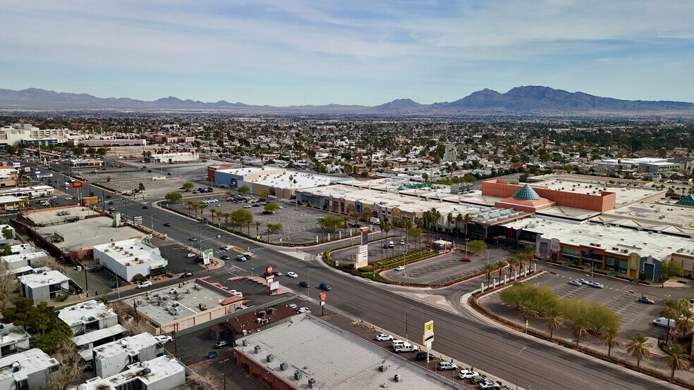3528 S Maryland Pky, Las Vegas, NV à louer - Photo du bâtiment - Image 3 de 5