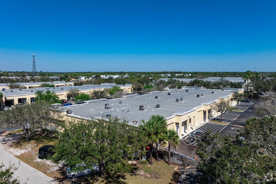 3888 Mannix Dr, Naples, FL for lease - Primary Photo - Image 1 of 41