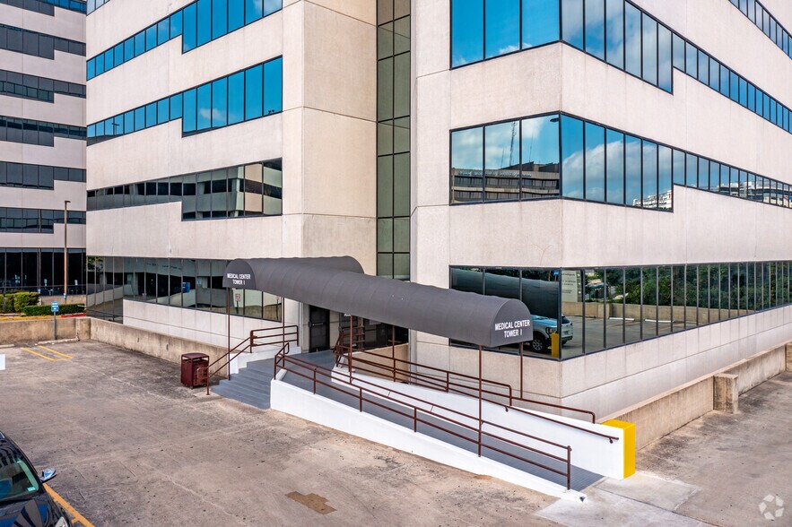 7950 Floyd Curl Dr, San Antonio, TX à louer - Photo du bâtiment - Image 2 de 8