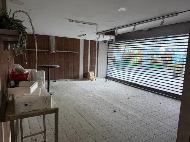 Retail in Montreuil for sale Interior Photo- Image 1 of 6