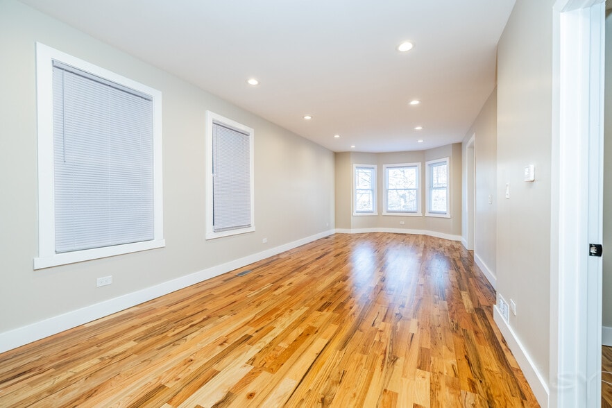 6129 N Ravenswood Ave, Chicago, IL à vendre - Photo du bâtiment - Image 3 de 60