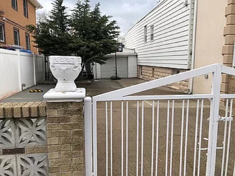 472 Lake St, Brooklyn, NY for sale - Building Photo - Image 2 of 24