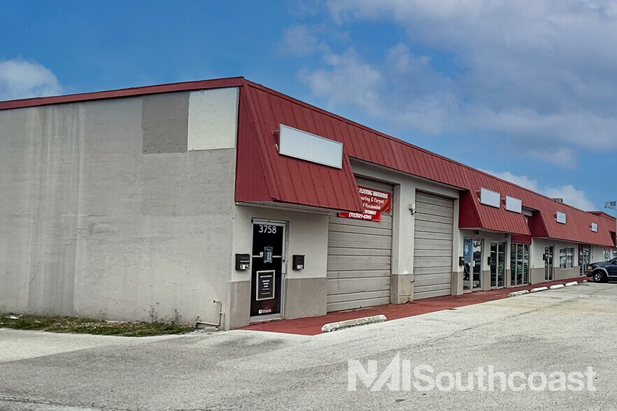 3700-3758 SE Dixie Hwy, Stuart, FL à louer - Photo du bâtiment - Image 3 de 6