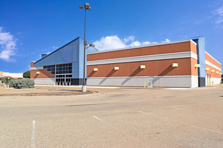 5916 W Loop 289, Lubbock, TX à louer - Photo du bâtiment - Image 1 de 12