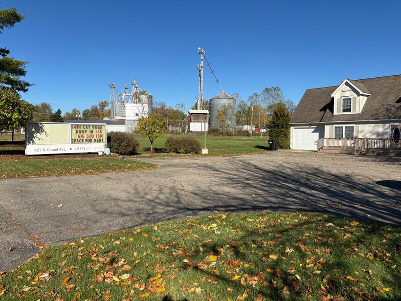 621 S Grand Ave, Fowlerville, MI à vendre - Photo du bâtiment - Image 2 de 16