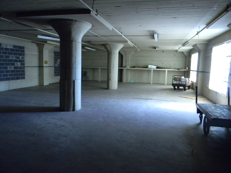 1206 Smith St, Charleston, WV à louer - Photo intérieure - Image 2 de 4