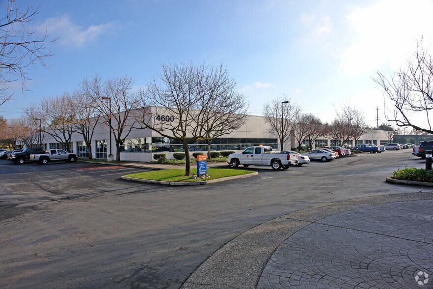4600 Northgate Blvd, Sacramento, CA à louer - Photo du bâtiment - Image 2 de 14