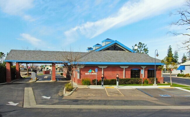 More details for 427 W Lacey Blvd, Hanford, CA - Retail for Sale