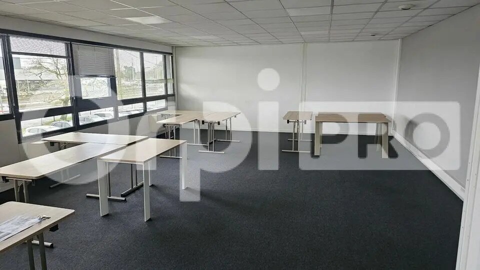 Office in Canéjan for lease Interior Photo- Image 1 of 6