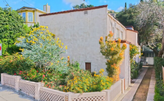 More details for 2636 N Beachwood Dr, Los Angeles, CA - Multifamily for Sale