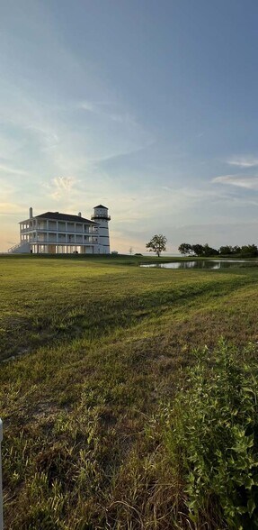215 Poncho St, Anahuac, TX à vendre - Photo du bâtiment - Image 2 de 2