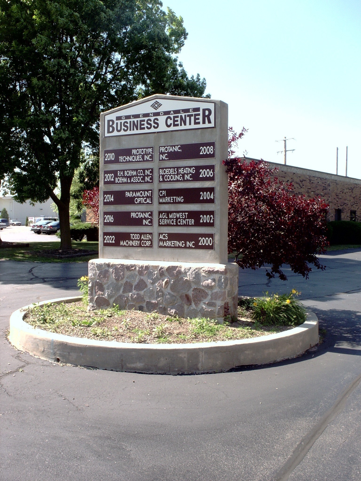 2010-2022 W Bender Rd, Glendale, WI à vendre Photo du bâtiment- Image 1 de 1