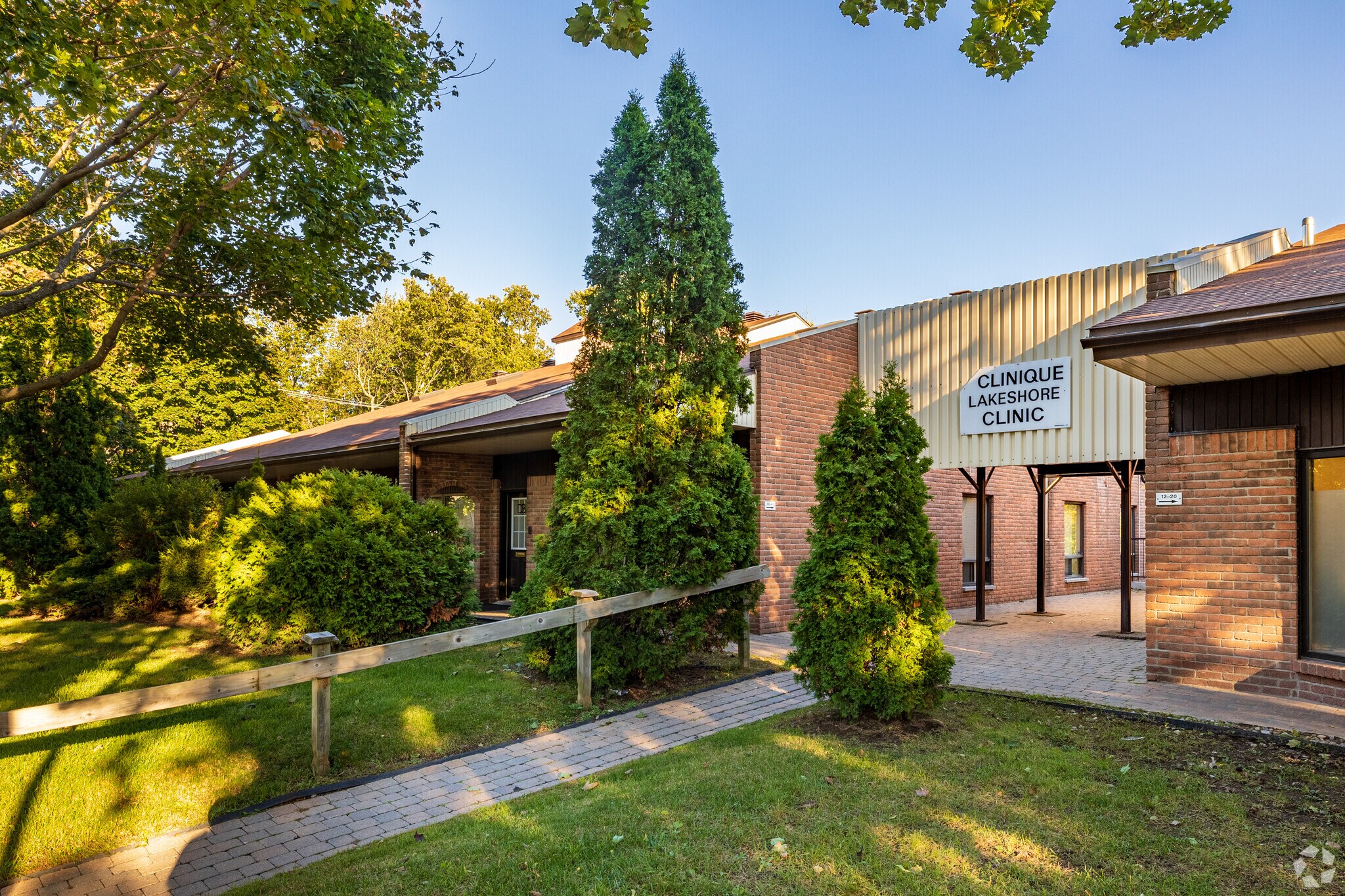 36-38 Rue Canvin, Kirkland, QC for sale Primary Photo- Image 1 of 1