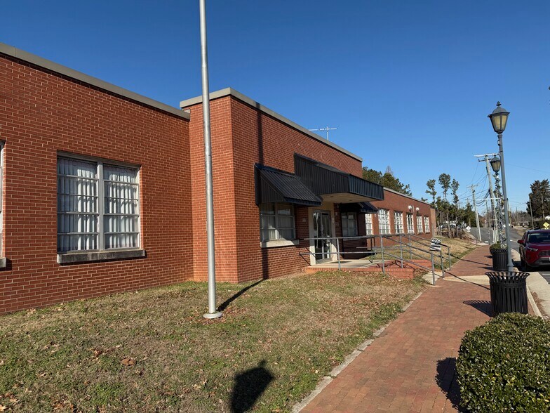 100 S Main St, La Crosse, VA à louer - Photo du bâtiment - Image 2 de 17