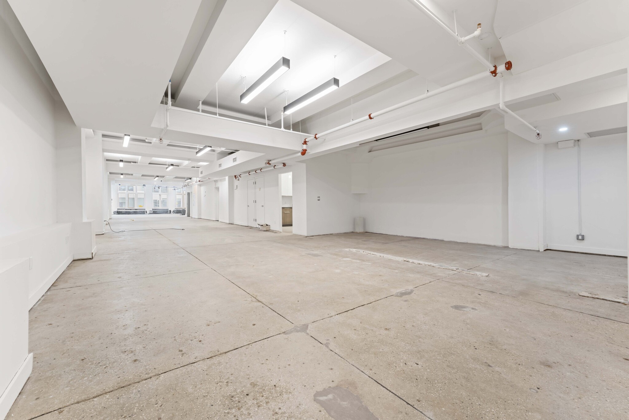 587 Fifth Ave, New York, NY for lease Building Photo- Image 1 of 5