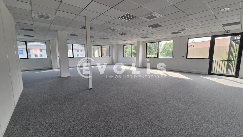 Office in Saint-Thibault-des-Vignes for lease - Interior Photo - Image 2 of 12