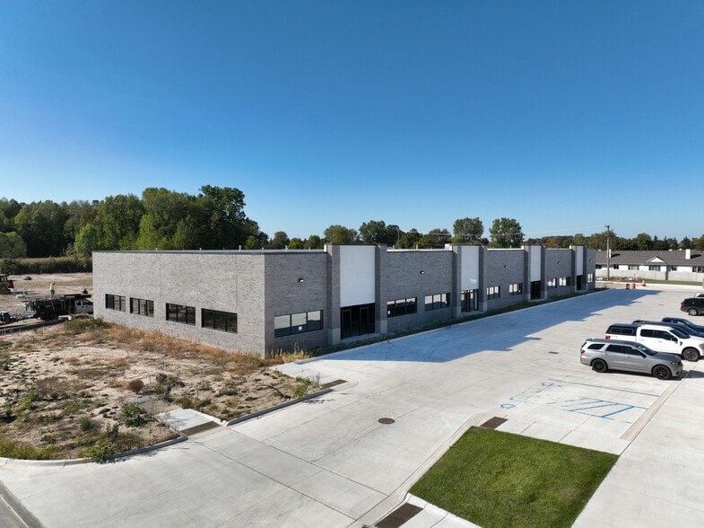 17201 Leone Dr, Macomb, MI à louer - Photo du bâtiment - Image 2 de 3