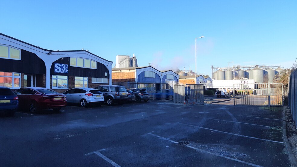 Crittall Rd, Witham à louer - Photo du bâtiment - Image 3 de 7