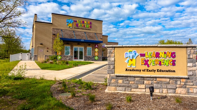 More details for 2031 Meadow Ln, Pewaukee, WI - Retail for Sale