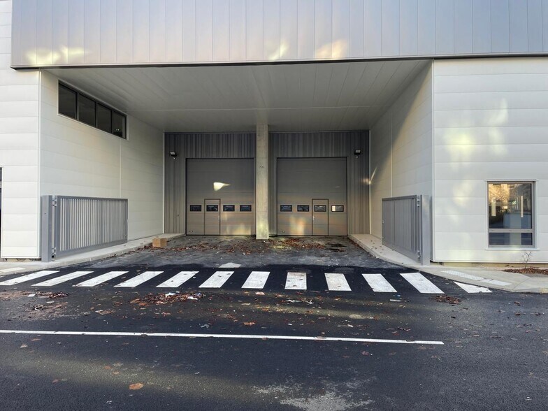Bureau dans Nanterre à louer - Photo du bâtiment - Image 3 de 12