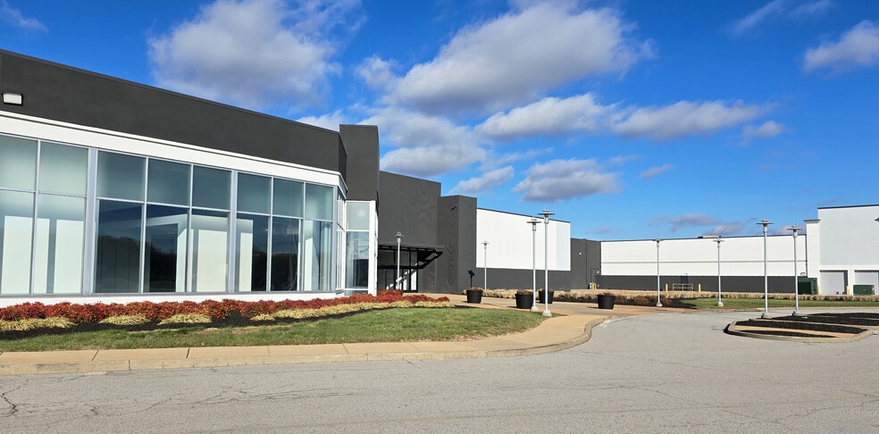 5555 Saint Louis Mills Blvd, Hazelwood, MO for lease - Building Photo - Image 3 of 12