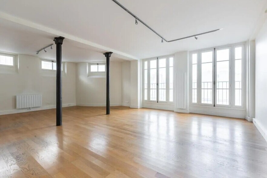 54 Rue René Boulanger, Paris for lease - Interior Photo - Image 2 of 9