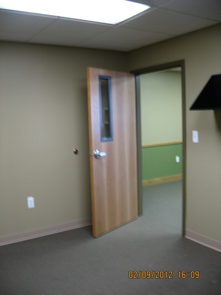 21291 Hilltop St, Southfield, MI for lease - Interior Photo - Image 2 of 16