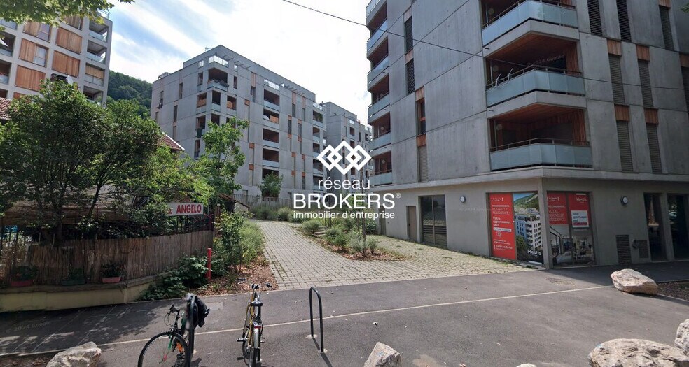 Retail in Grenoble for lease - Building Photo - Image 1 of 1