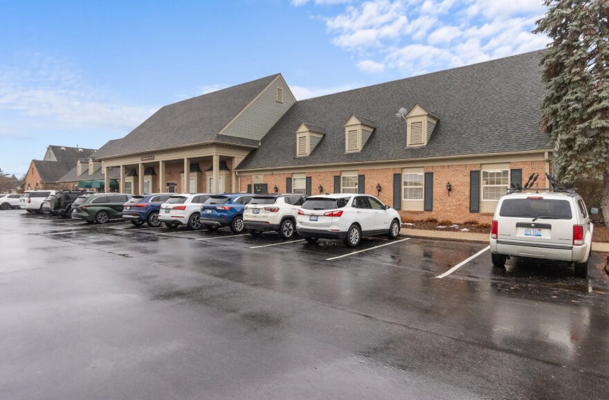 5777 W Maple Rd, West Bloomfield, MI à louer - Photo du bâtiment - Image 2 de 12