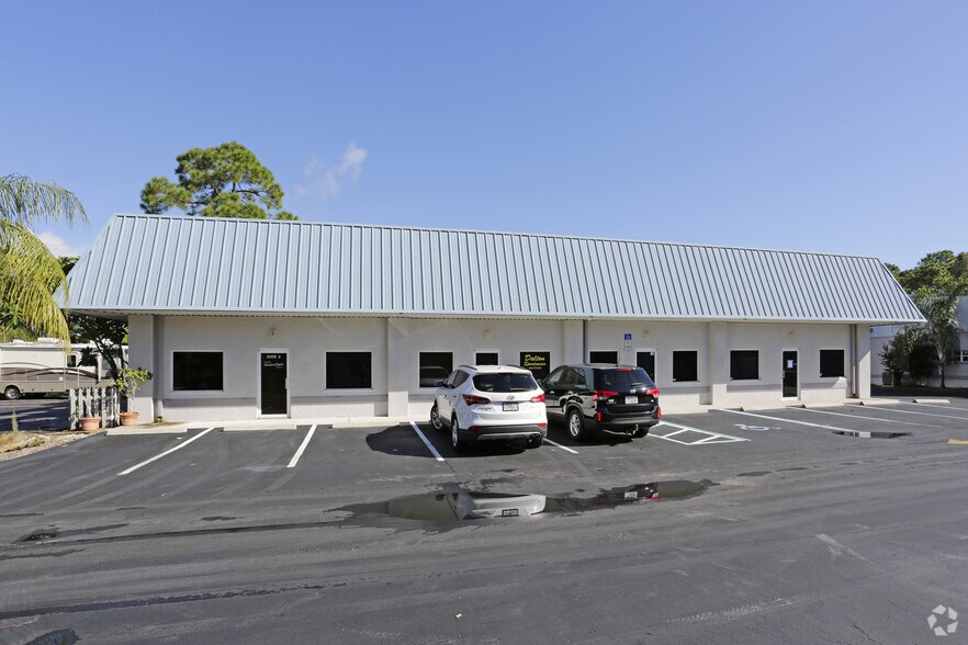 2238 Hemingway Dr, Fort Myers, FL à vendre - Photo du bâtiment - Image 3 de 5