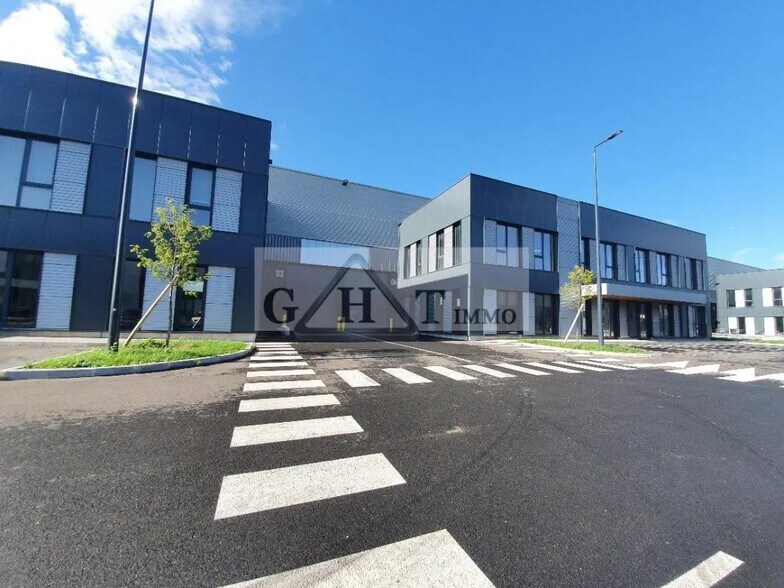 Office in Le Bourget for lease - Building Photo - Image 1 of 12