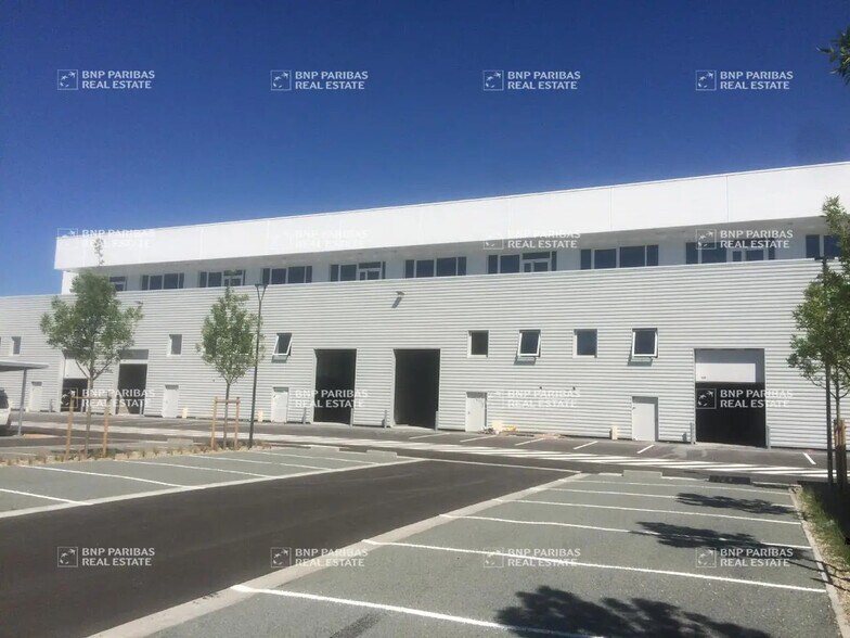 Office in Floirac for lease - Building Photo - Image 1 of 17